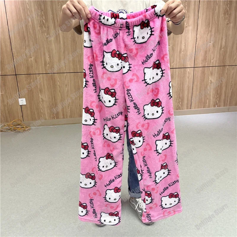 Sanrio Christmas Hello Kitty Kawaii Damen-Pyjama Set: Kuschelige Flanell-Hosen für Halloween & Herbst – Süße Anime Cartoon Lounge Pants für Gemütliche Abende - Dein Shop - dauerhaft günstig!